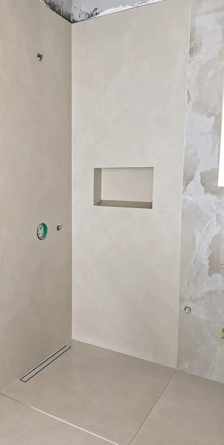 Çorlu'da banyo tadilatı sırasında hazırlanan büyük ebat seramikli duş nişi ve lineer gider