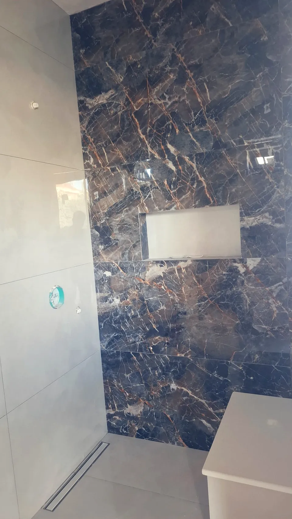 Büyük ebat mermer desenli seramik, niş ve lineer giderli duş alanı