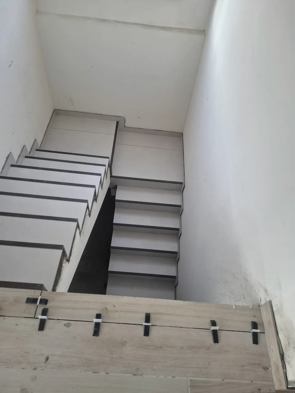 Koyu profilli açık renk seramik merdivenin üst sahanlıktan görünümü