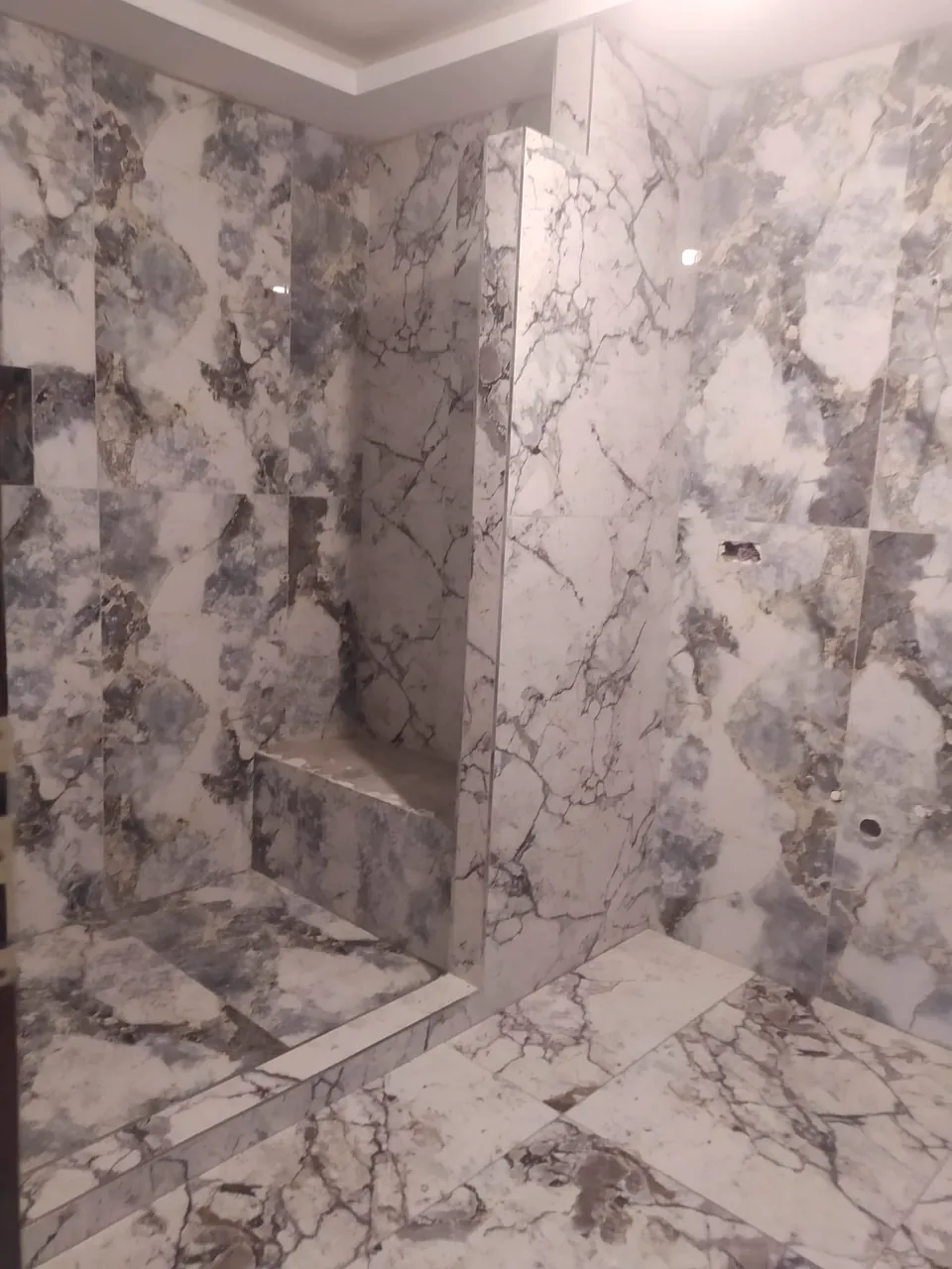Mermer görünümlü büyük ebat seramikle kaplanan banyo duvarı
