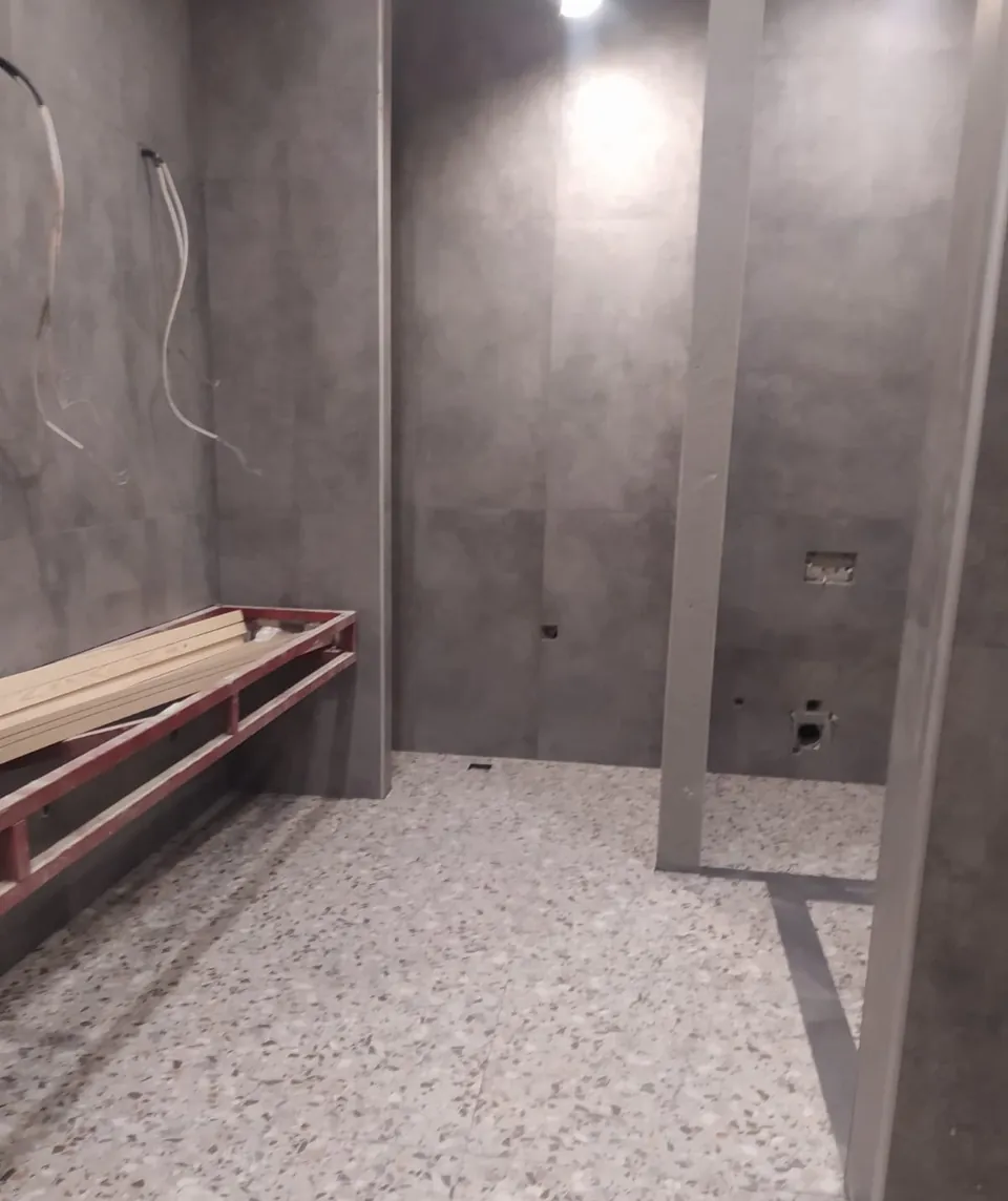 60x120 gri seramikle kaplanan banyo duvarı ve zemini